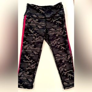 Ruby Ribbon Capri Camo and Pink Leggings - Size M, Reversible to Black and Pink